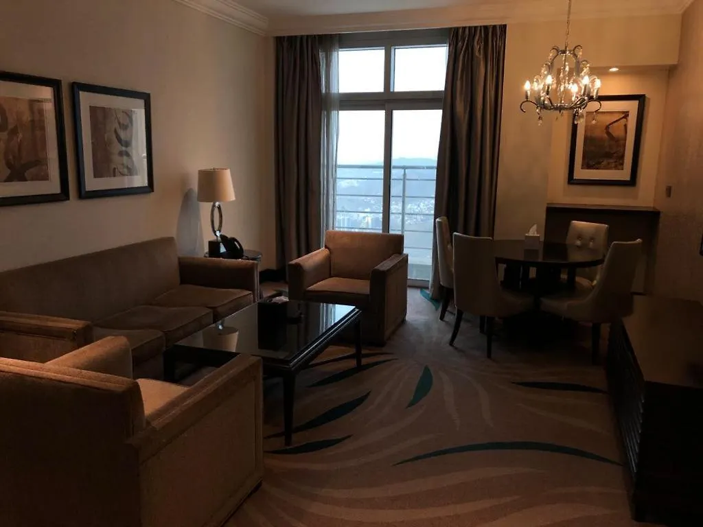 غرف واجنحة مطلة على الكعبة بفندق فيرمنت برج الساعة Hotell Mekka