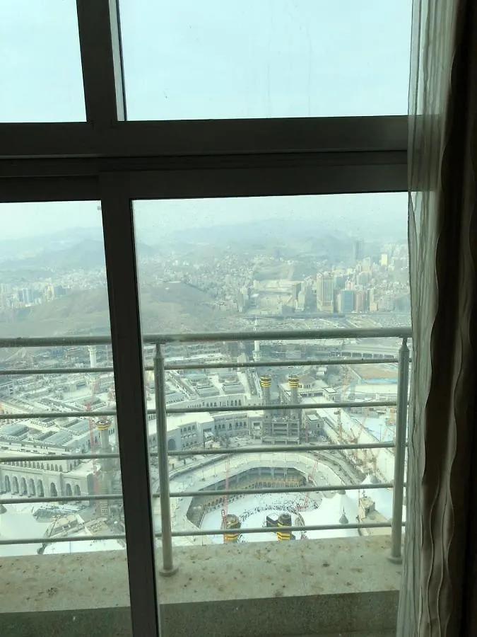 غرف واجنحة مطلة على الكعبة بفندق فيرمنت برج الساعة location