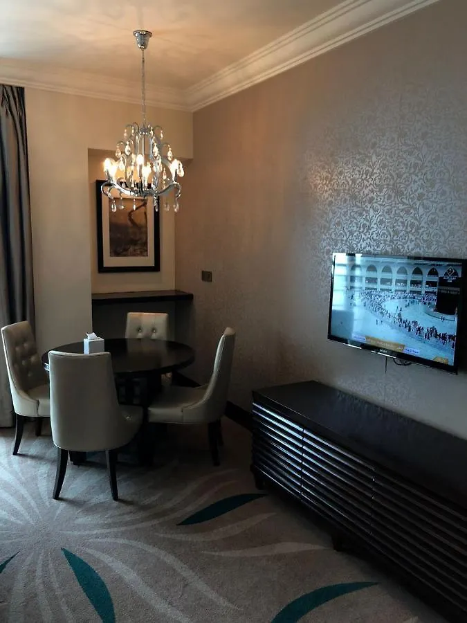 Hotel غرف واجنحة مطلة على الكعبة بفندق فيرمنت برج الساعة